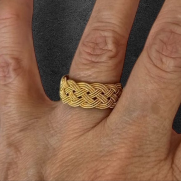 Gold plated ring size 8, braided design - Picture 1 of 8